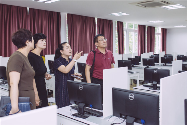 化學(xué)工業(yè)職業(yè)技能鑒定指導(dǎo)中心劉主任蒞臨錦鵬做指導(dǎo)工作(圖20)