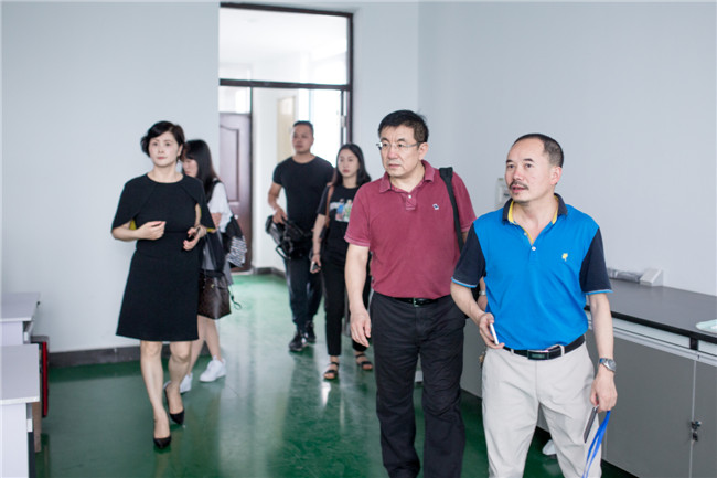 化學(xué)工業(yè)職業(yè)技能鑒定指導(dǎo)中心劉主任蒞臨錦鵬做指導(dǎo)工作(圖32)