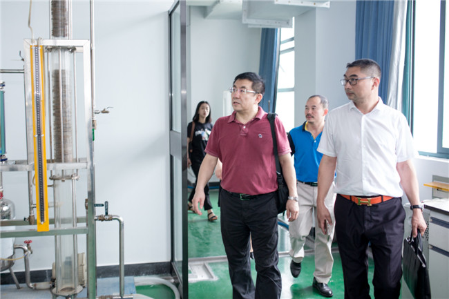 化學(xué)工業(yè)職業(yè)技能鑒定指導(dǎo)中心劉主任蒞臨錦鵬做指導(dǎo)工作(圖33)