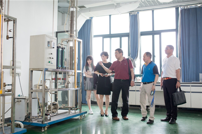 化學(xué)工業(yè)職業(yè)技能鑒定指導(dǎo)中心劉主任蒞臨錦鵬做指導(dǎo)工作(圖34)